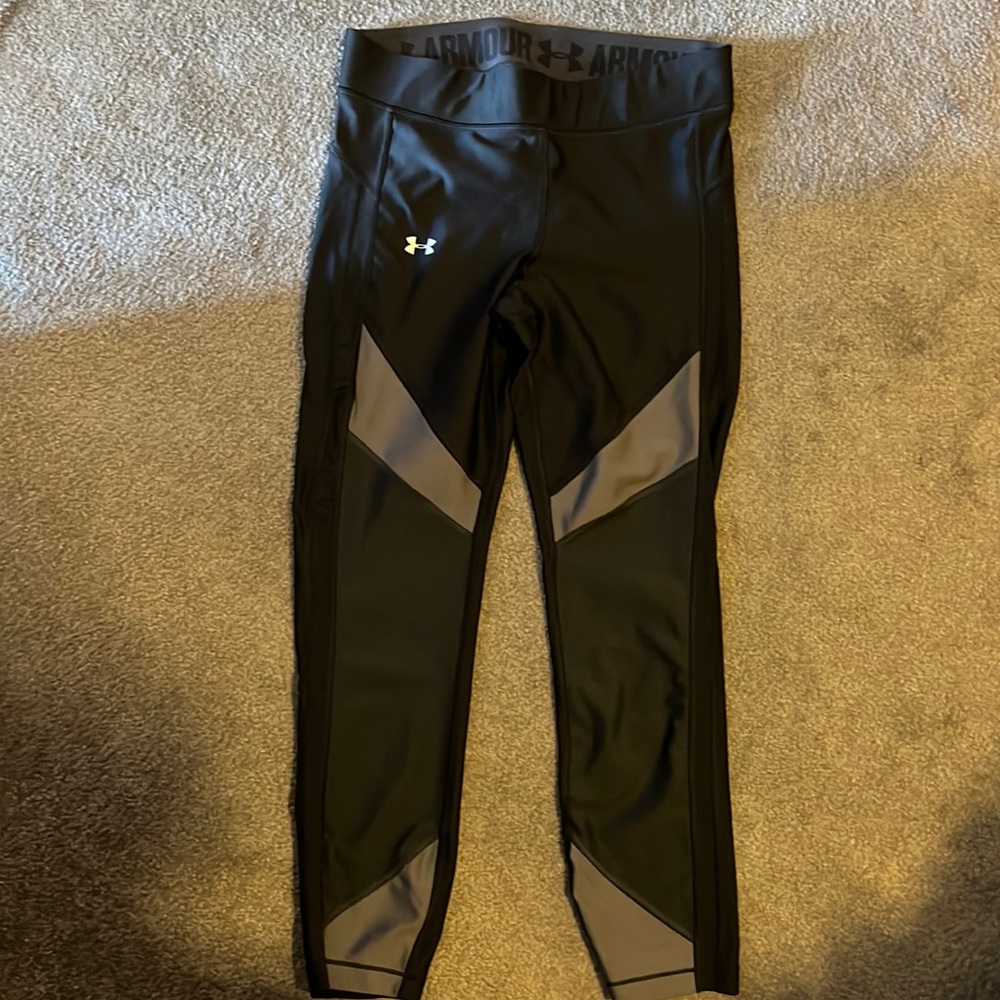 Under Armour heat gear black and grey capris size medium